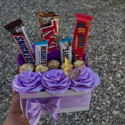 Caja con bombones y flores