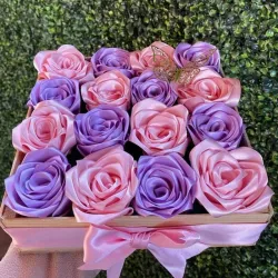 Caja con flores eternas de colores variados