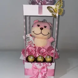 Caja de dos pisos con peluche