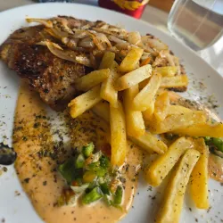 Bistec de cerdo con papas fritas