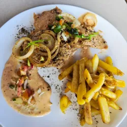 Bistec de cerdo con papas fritas
