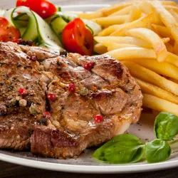 Bistec de cerdo con papas fritas