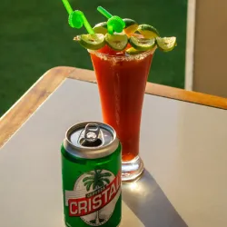 Michelada + cerveza de su preferencia