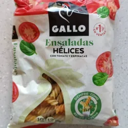 Ensaladas hélices con tomate y espinaca