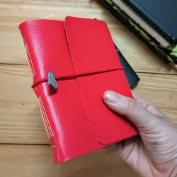 Mini cuaderno de vinil rojo con elástico y colgante de corazón 