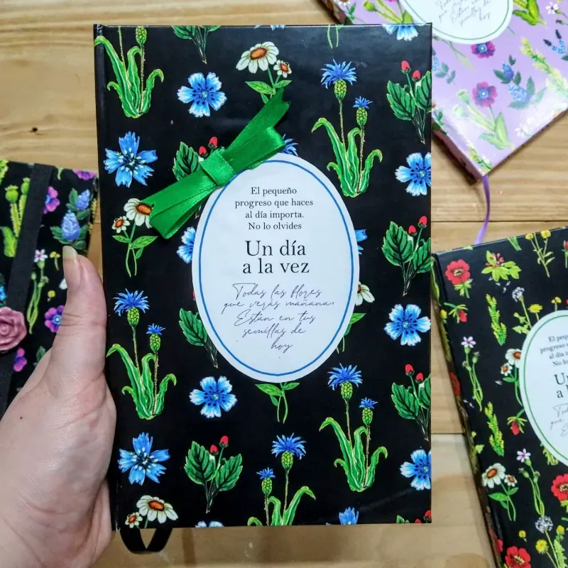 Agenda de flores silvestres azules con fondo negro