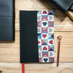 Agenda de tela negra con tela de parches de corazones