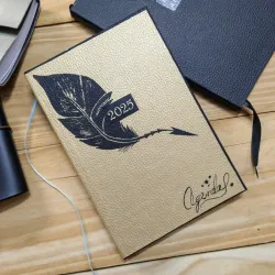 Agenda de vinil dorado con pluma
