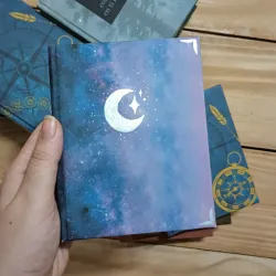 Cielo nocturno con luna plateada 