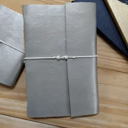Cuaderno de vinil con perlas