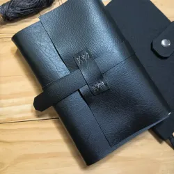 Cuaderno de vinil negro con banda 