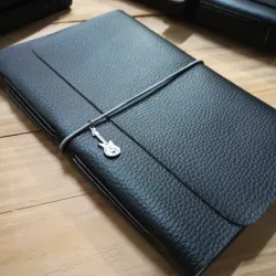 Cuaderno de vinil negro con elástico y colgante de guitarra 