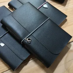 Cuaderno de vinil negro con elástico y colgante 