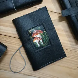 Cuaderno de vinil negro con pintura de hongos