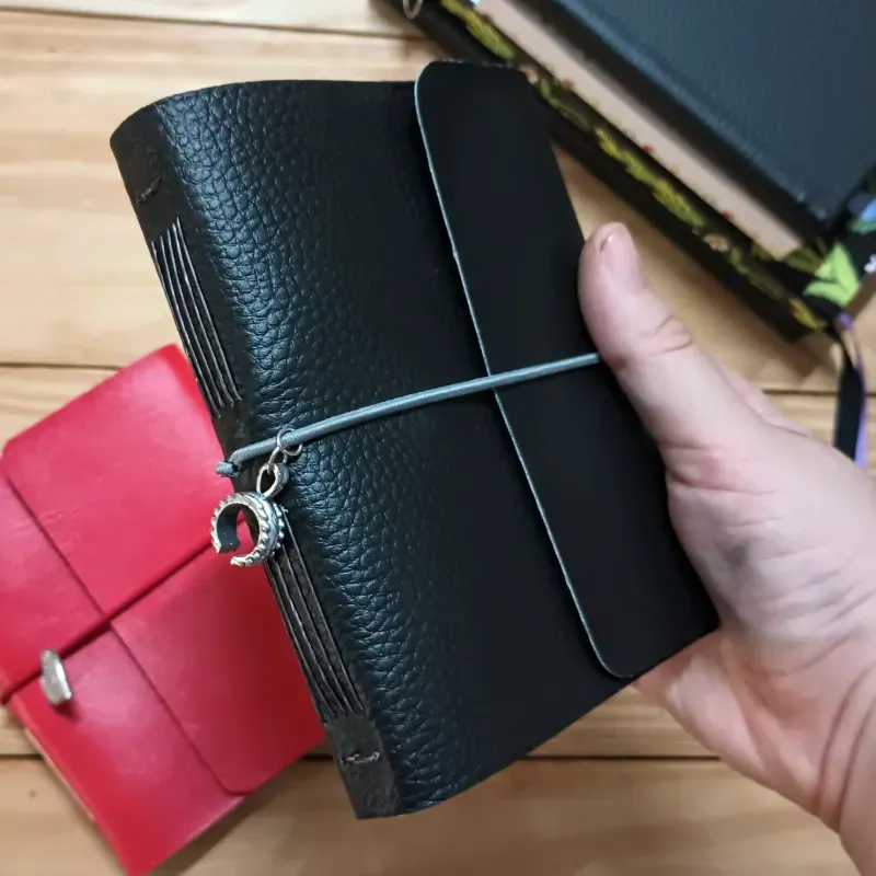 Mini cuaderno de vinil Negro con elástico y colgante 