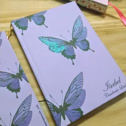 Diseño de mariposas moradas 