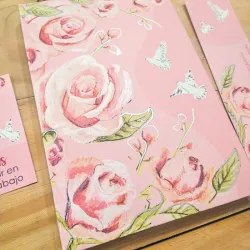 Diseño de rosas con palomas volando 