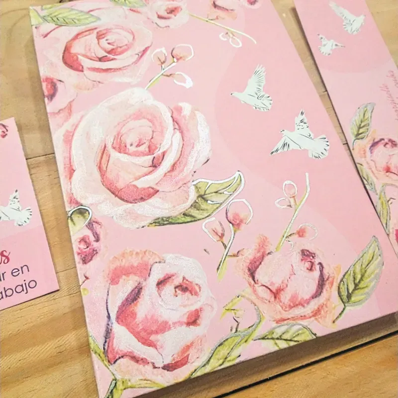 Diseño de rosas con palomas volando 