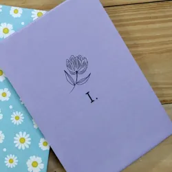 Diseño minimalista de flor e inicial