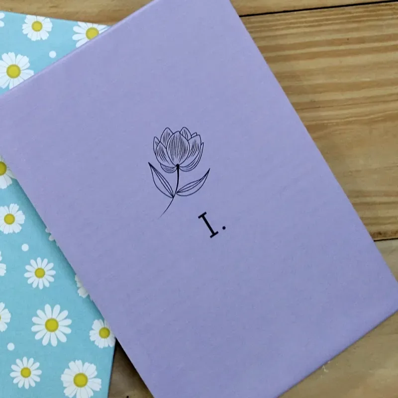 Diseño minimalista de flor e inicial