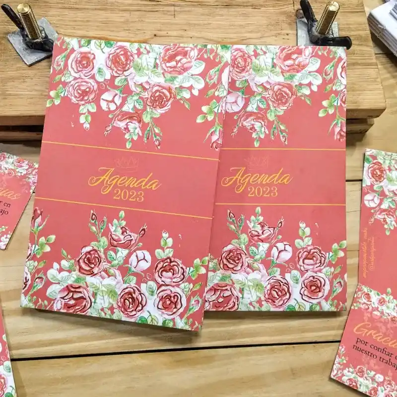 Diseño rojo de rosas rojas