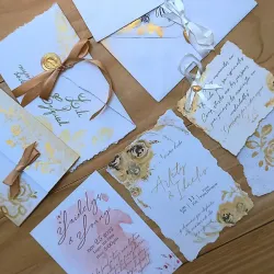 Invitación de rosas blancas y dorada