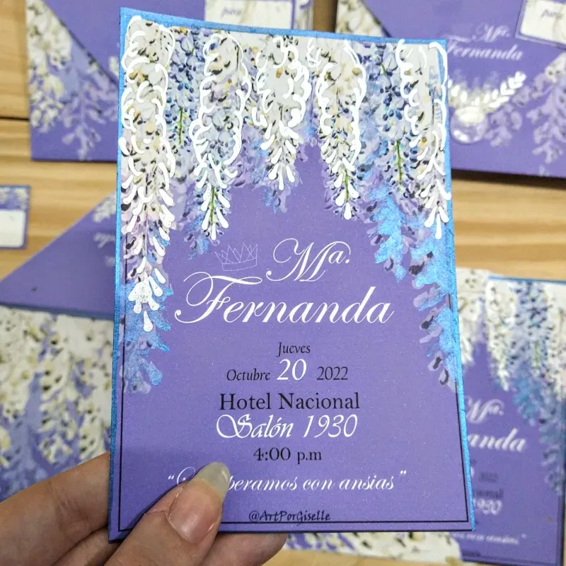 Invitación morada de flores caídas 