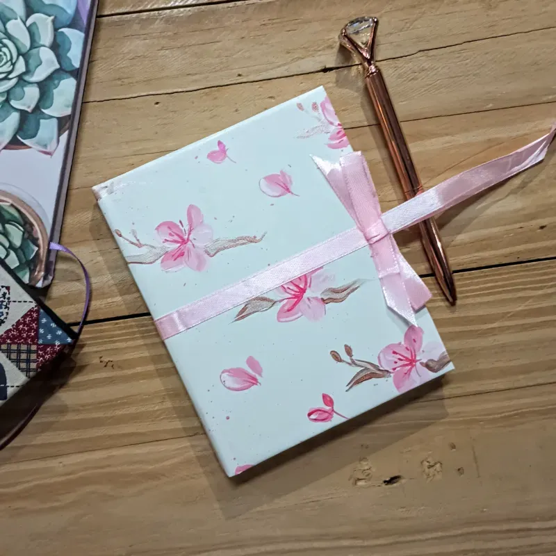 Mini agenda con lazo y cinta rosado