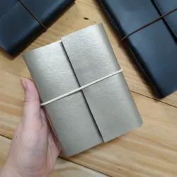 Mini cuaderno de vinil metálico