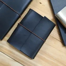 Mini cuaderno de vinil negro