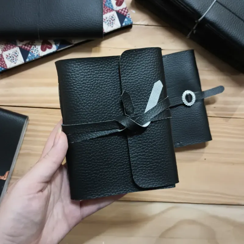 Mini cuaderno de vinil negro 