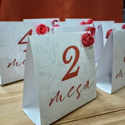 Números de mesa de rosas rojas
