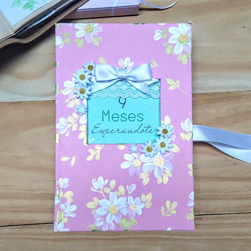 Scrapbook con portada pintada a mano