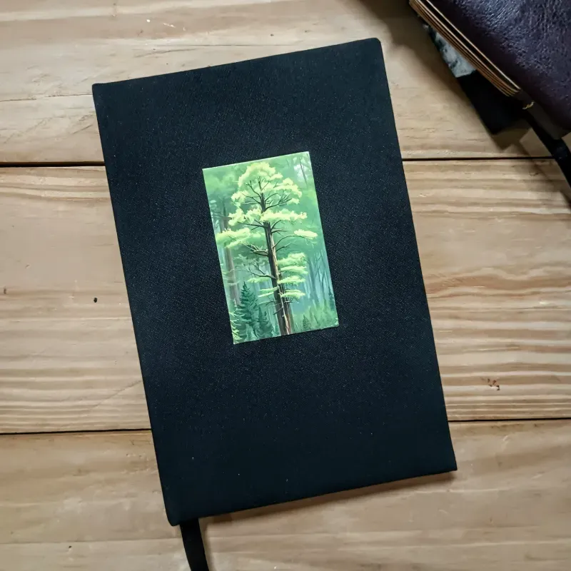 Agenda de tela negra con paisaje 