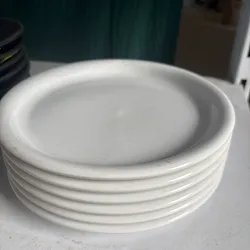 Platos blancos de cristal