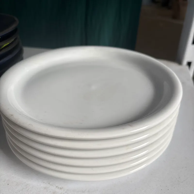 Platos blancos de cristal