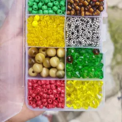Caja organizadora con materiales 