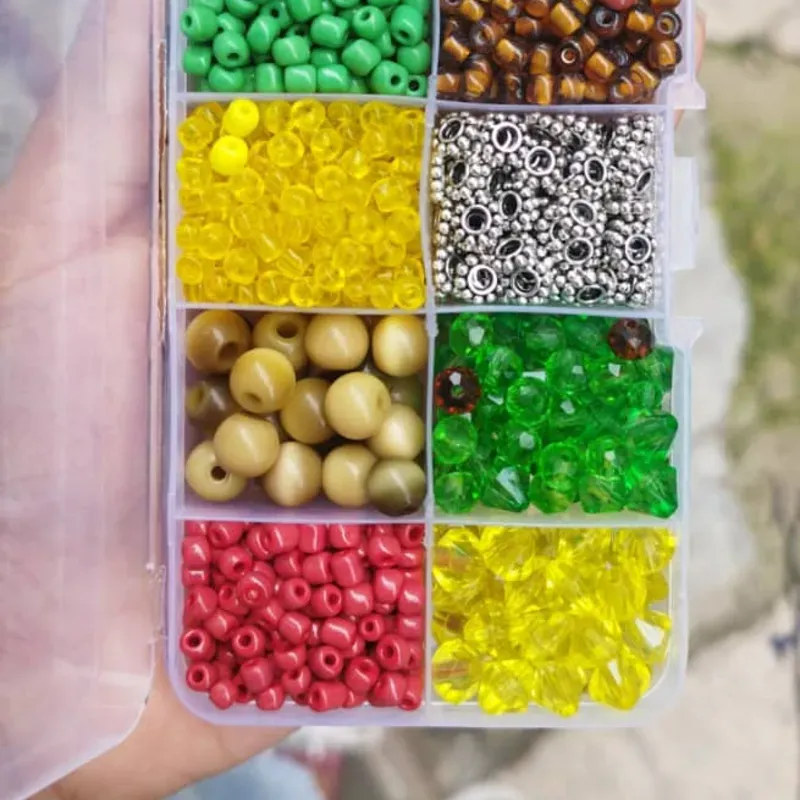 Caja organizadora con materiales 