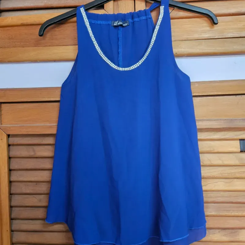 Blusa azul con brillo en el cuello