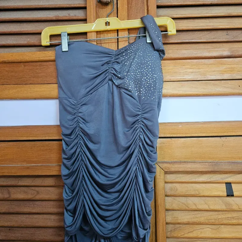 Blusa gris de un solo hombro