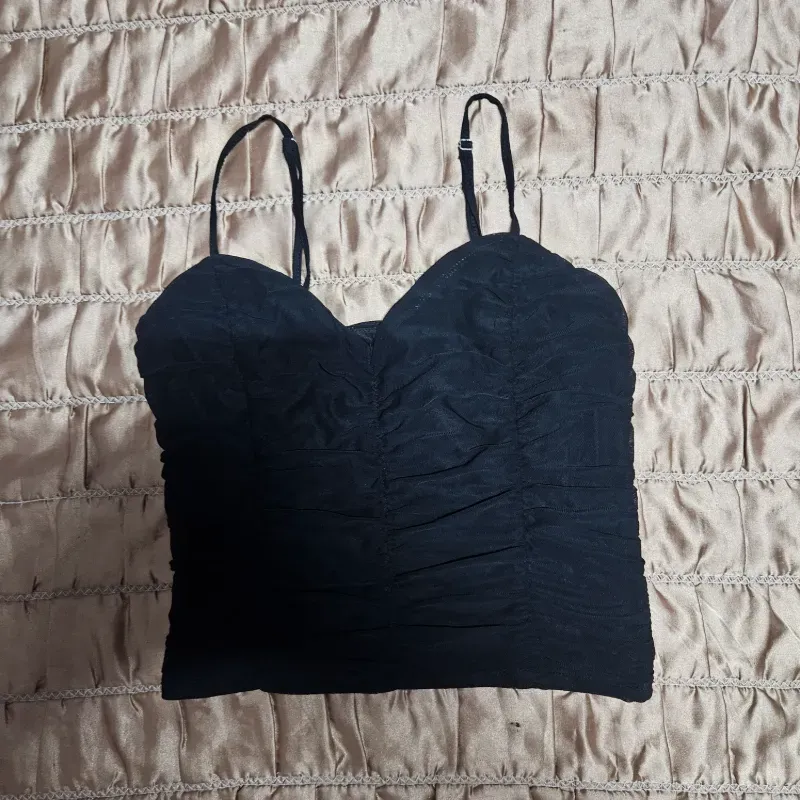 Blusa corta negra de tirantes