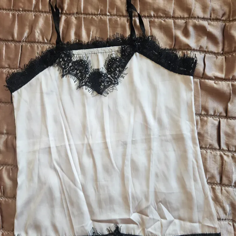 Blusa de saten con encaje