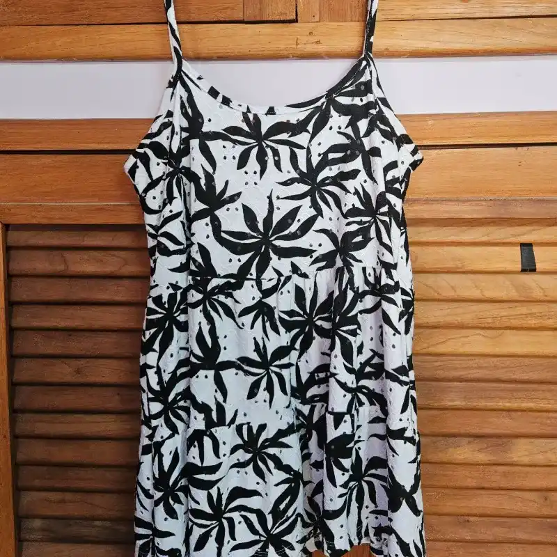 Blusa de tirantes blanca y negra