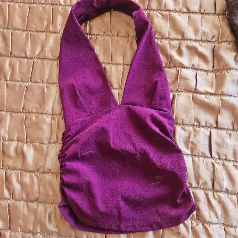 Blusa morada de espalda afuera