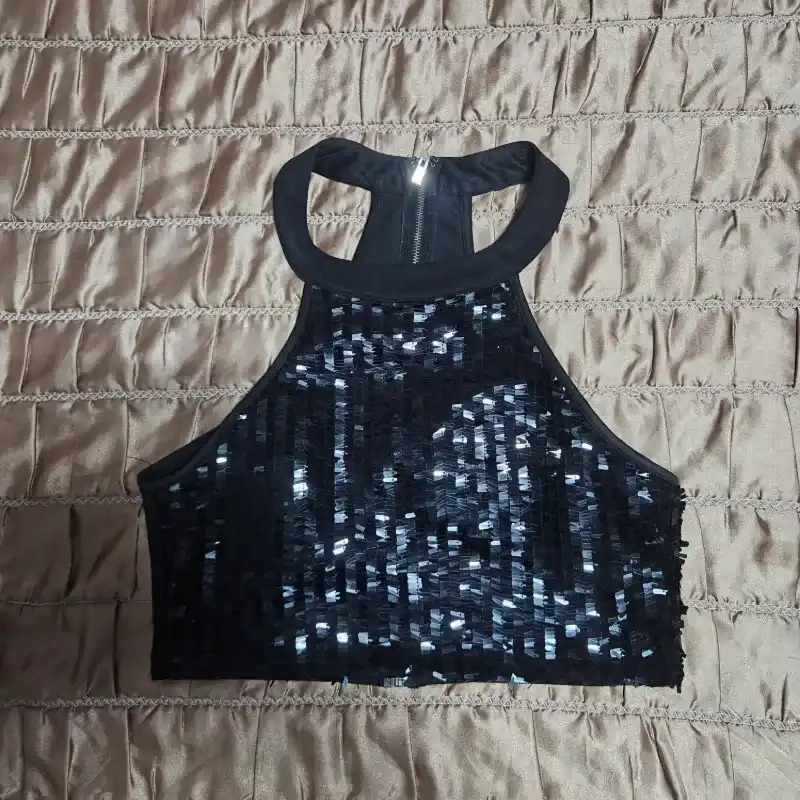 Blusa negra corta de lentejuelas