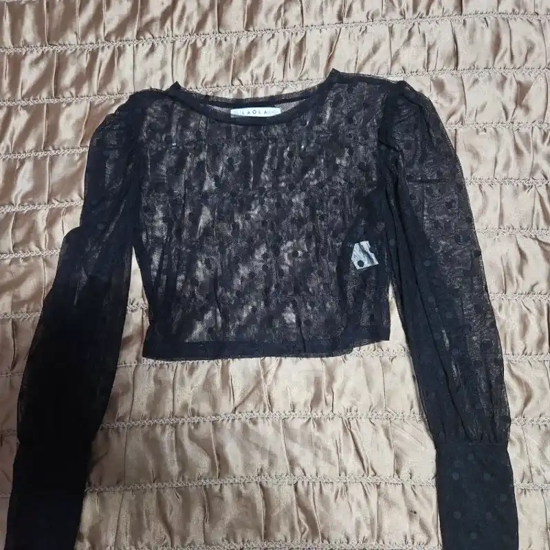 Blusa negra de mangas transparente