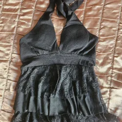 Blusa negra de vuelos