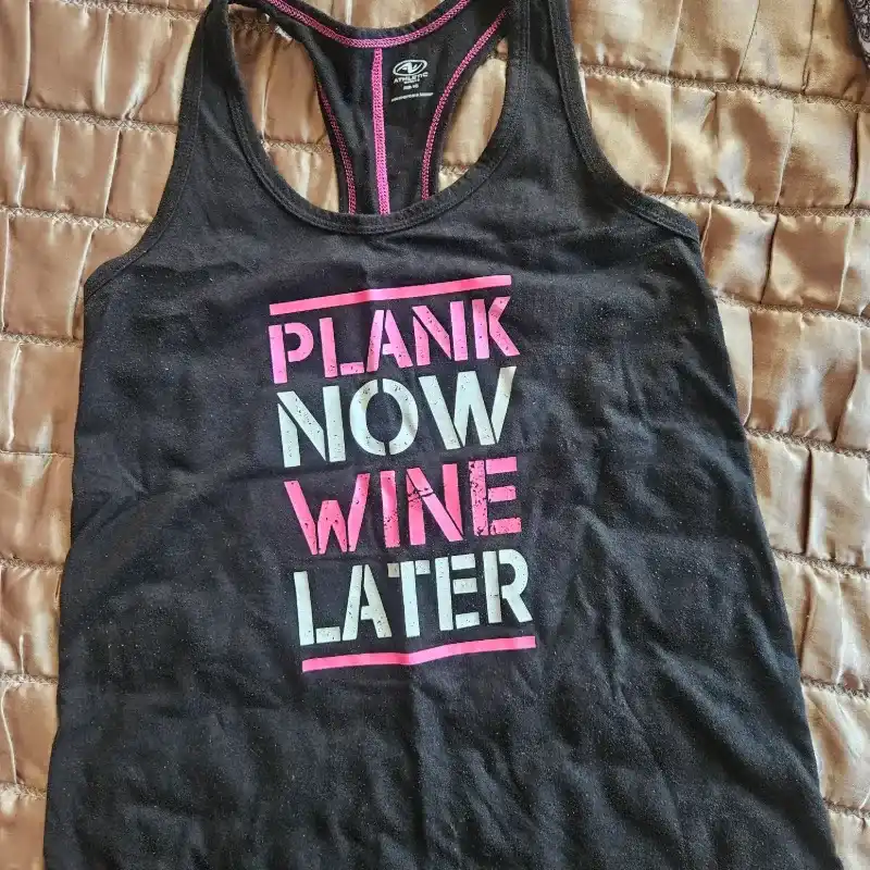 Camiseta negra con letrero rosado