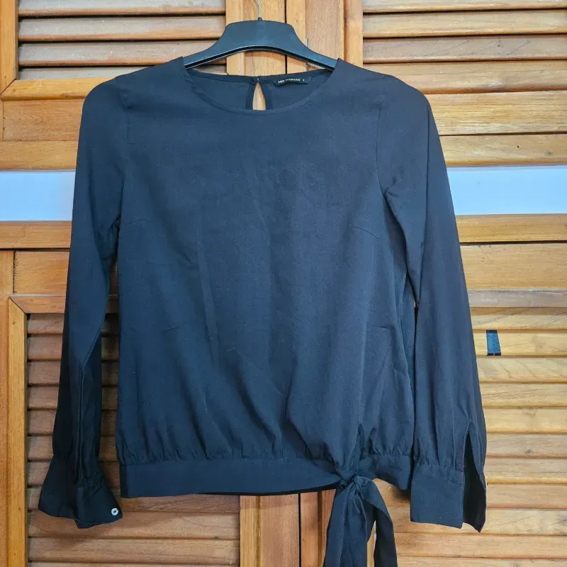 Blusa negra de mangas con lazo