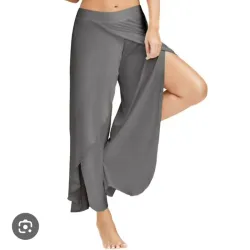 Pantaloneta gris pierna abierta